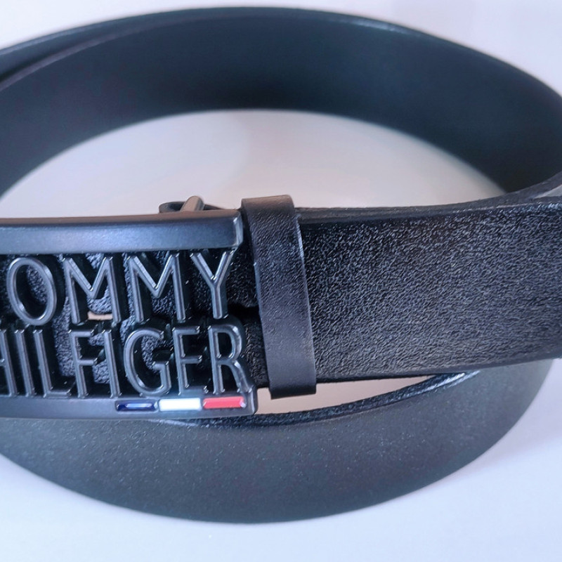 Чоловічий шкіряний ремінь із чорною пряжкою. Чорний