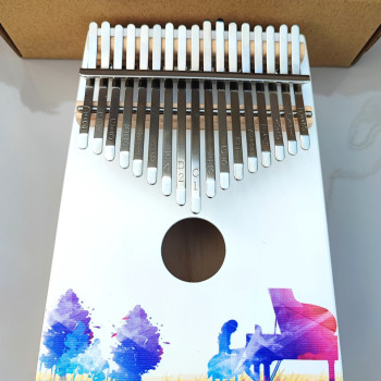 Калімба на 17 язичків (нот), з дерева ялина. З молоточком, чохлом. Біла