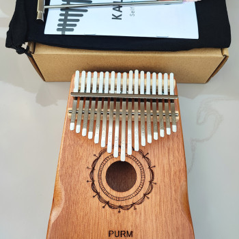 Калімба на 17 язичків (нот) з натурального дерева. З молоточком, чохлом. Коричнева