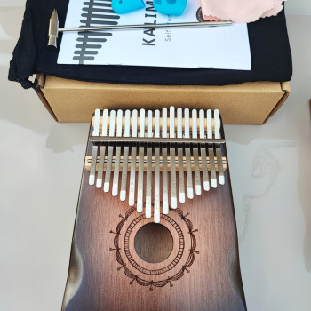 Калімба на 17 язичків (нот) з натурального дерева. З молоточком, чохлом. Темно-коричнева