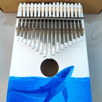 Калімба на 17 язичків (нот), з дерева ялина. З молоточком, чохлом. Біла