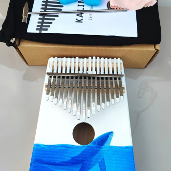 Калімба на 17 язичків (нот), з дерева ялина. З молоточком, чохлом. Біла