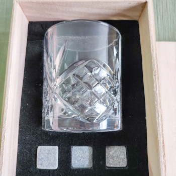 Подарунковий набір для віскі. Келих, каміння для охолодження. У дерев'яному ящику. Набір №1